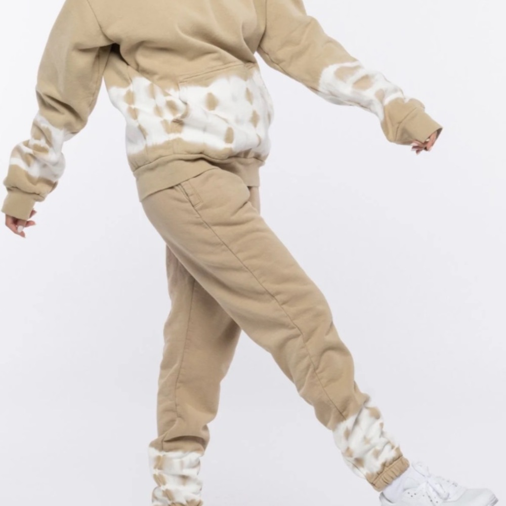 Size medium talentless sweatpants. Used in perfect condition. Super cute + warm
